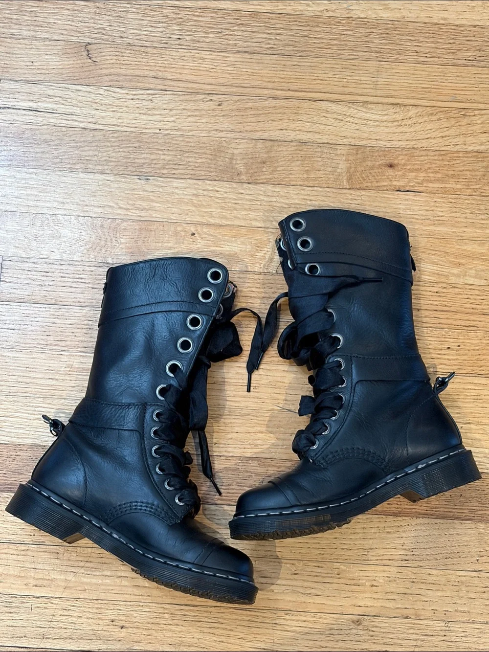 Dr. Martens Women's Triumph 1914 W 12-Eye Black Floral US 6